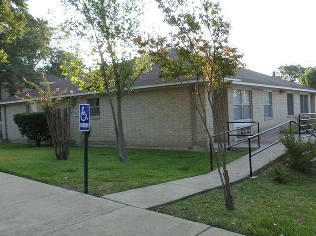 Building Photo - Kerrville Oaks Apartments