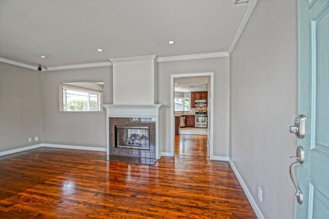 Building Photo - Beautifully Remodeled, Bright & Airy Home w/ Detached Bonus Room w/ Bath & 1-Car Garage, Front Ya...