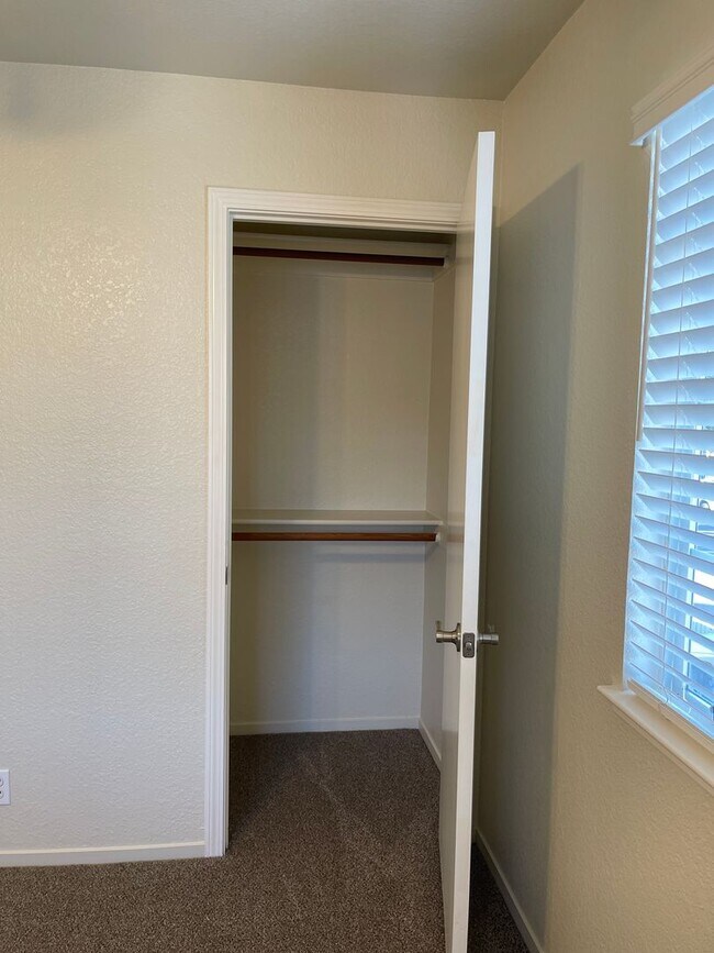 Building Photo - Chico 3 bed 2 bath Condo, Pool, Reserved Parking, upstair unit. newly refurbished