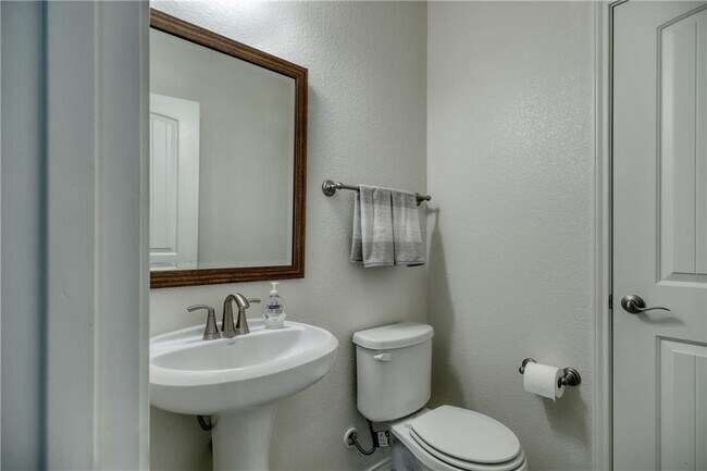 Building Photo - 521 Bradford Ln