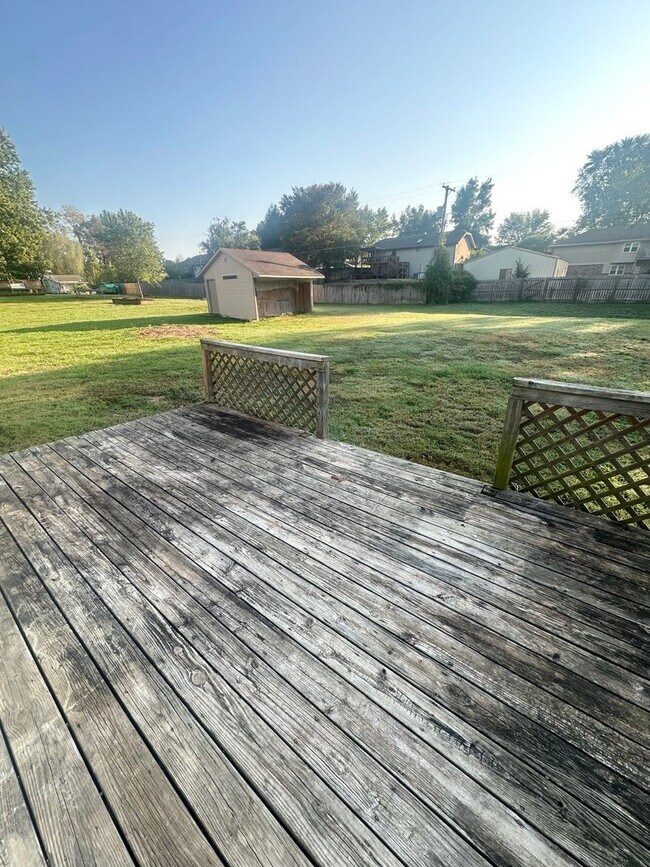 Building Photo - Welcome Home to Nixa Living!
