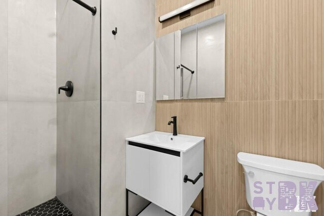 Building Photo - 3 bedroom in BROOKLYN NY 11221