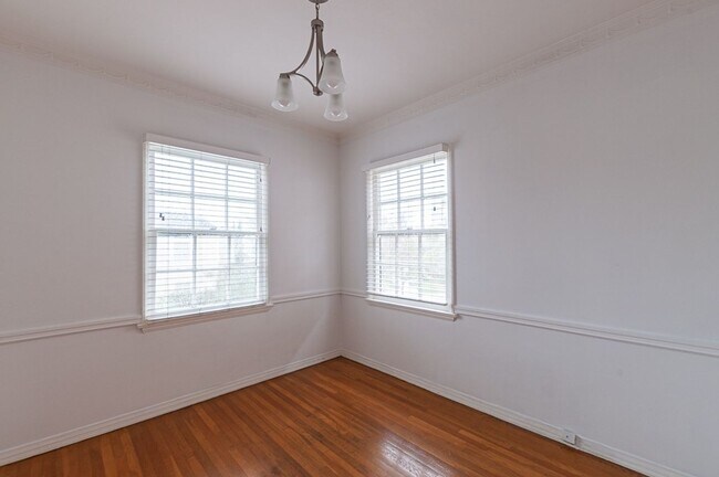 Building Photo - 1056 Carmona Ave