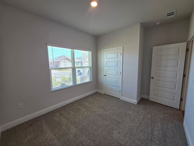 Building Photo - Brand new 5BR/3BA with Amenities Galore