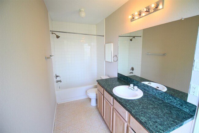 Building Photo - 2117 Whittier Dr