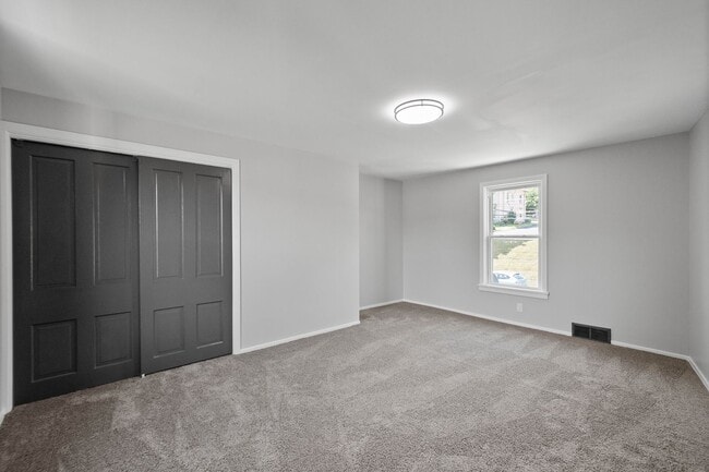 Building Photo - SCORE 50% OFF 1ST MONTH'S RENT IF SIGNED BY DEC 5! Beautiful 2 bedroom home in Coraopolis availab...