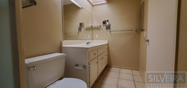 Building Photo - Cozy 2 bedroom 2 Bath home near Stowell and Broadway!