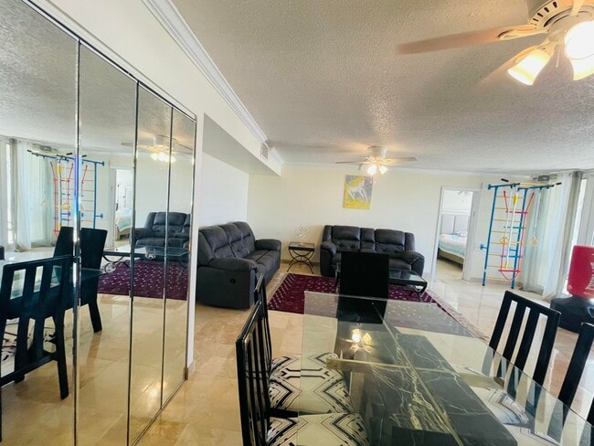 Building Photo - 1237 Hillsboro Mile