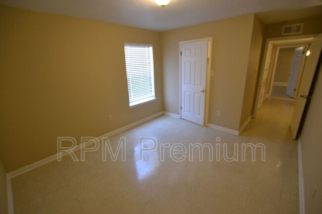 Building Photo - 2150 N Sherwood Forest Dr