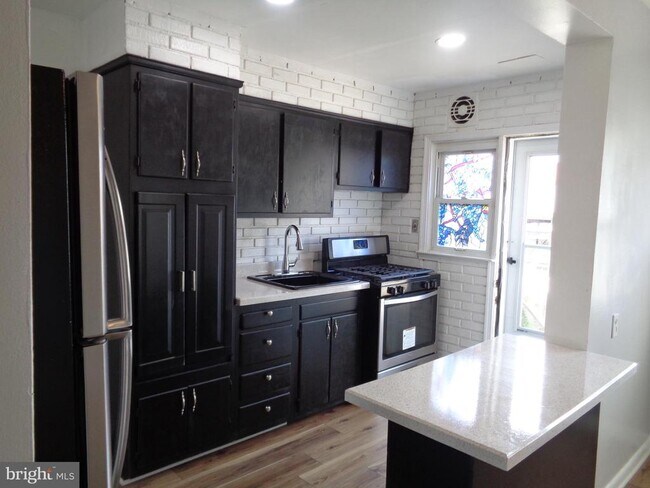 Building Photo - 2245 Graythorn Rd
