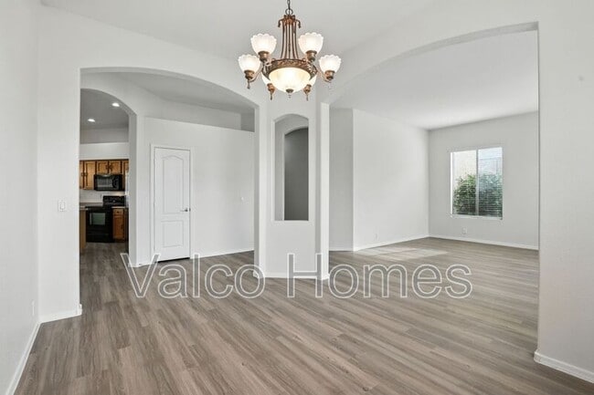 Building Photo - 8338 W Rose Ln