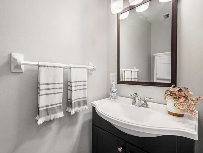 Building Photo - Awesome 2BE/1.5BA duplex in fantastic location in Nashville!