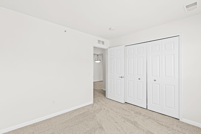 Building Photo - MOVE IN READY 2 BED 2 BATH!