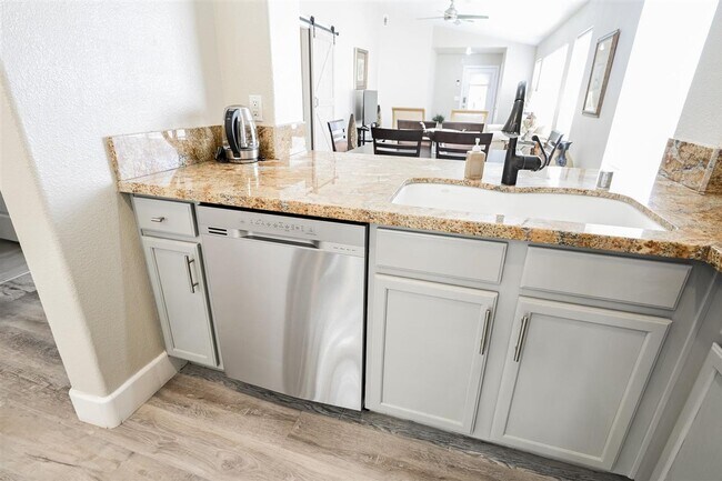 Building Photo - Fully Furnished - Turn Key - Short Term 31days+ - Sleeps up to 7