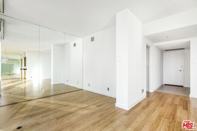 Building Photo - 4411 Los Feliz Blvd