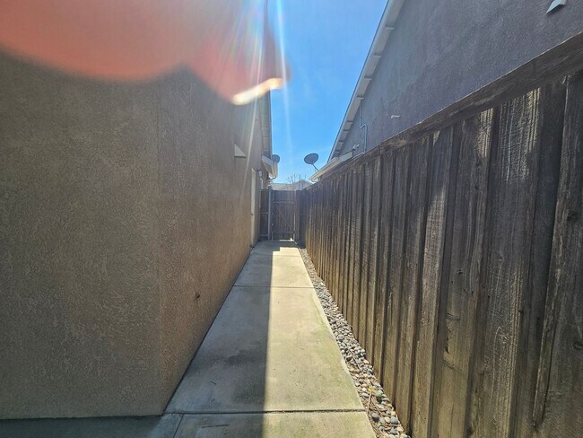 Building Photo - 4 Bedroom 2 Bath