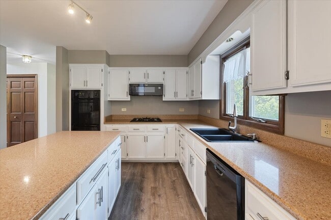 Building Photo - 1055 Knollwood Ln