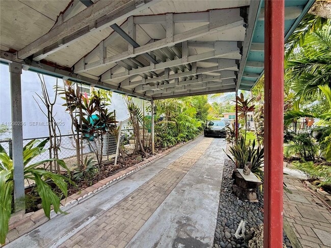 Building Photo - 1001 NW 23rd Ct