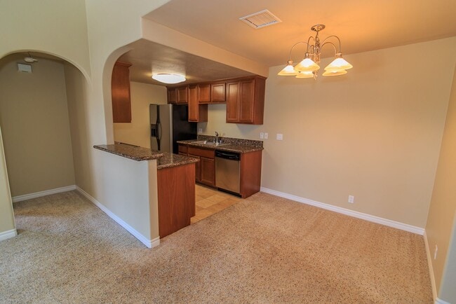 Building Photo - Awesome condo in gated community