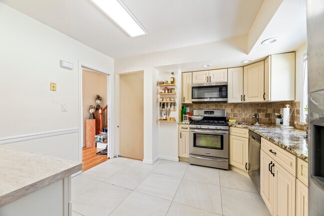 Building Photo - 446 Roedel Plz