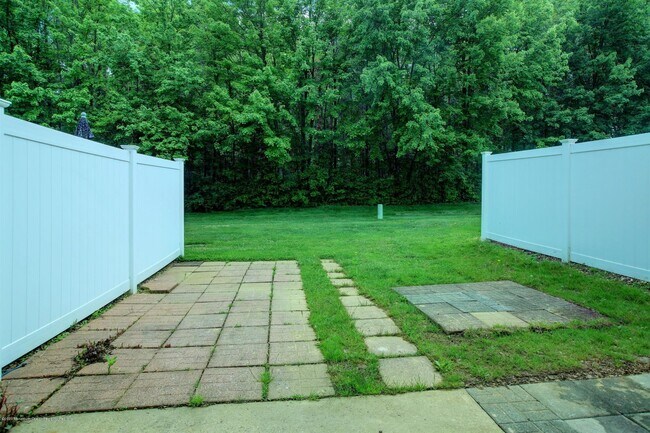 Building Photo - 40 Staghorn Dr