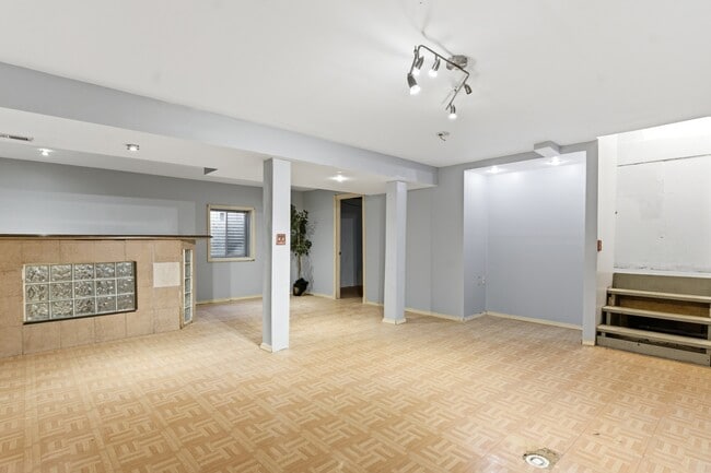 Building Photo - 1824 Country Hills Dr