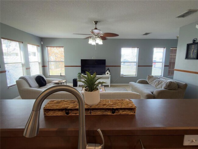 Building Photo - 2552 Aventurine St