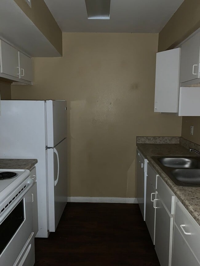 Building Photo - 2 BR 2 BA Condo - Upstairs