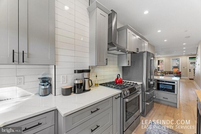 Building Photo - 121 15th St SE