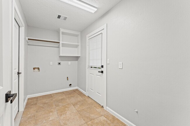 Building Photo - 8231 Garden Parks Dr