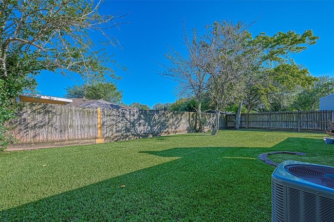 Building Photo - 442 Redway Ln