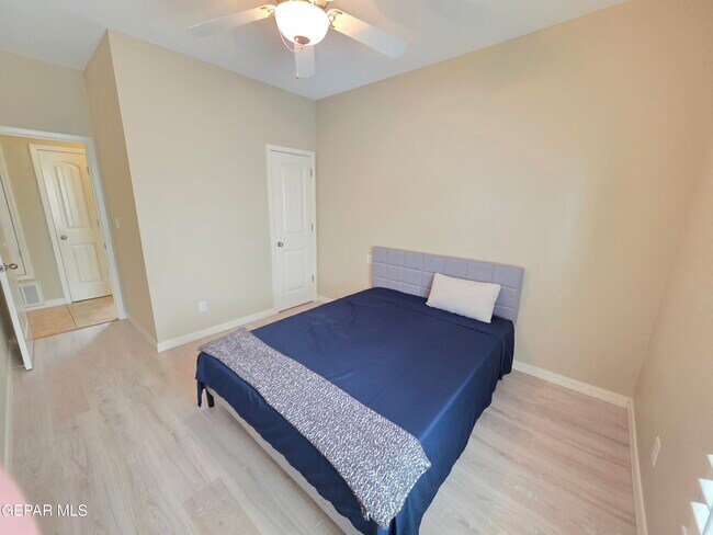 Building Photo - 7346 Gulf Creek Dr