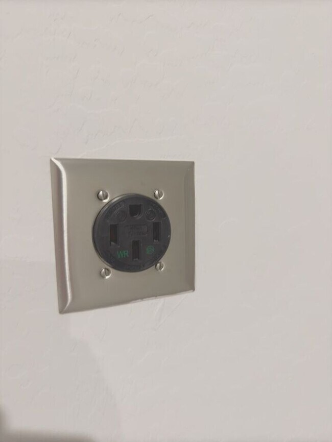 Building Photo - MOVE IN SPECIALS!! 15 DAYS RENT FREE!! New 5-Bedroom Home in Phoenix with Upgrades!