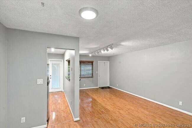 Building Photo - 2110 NE 39th St