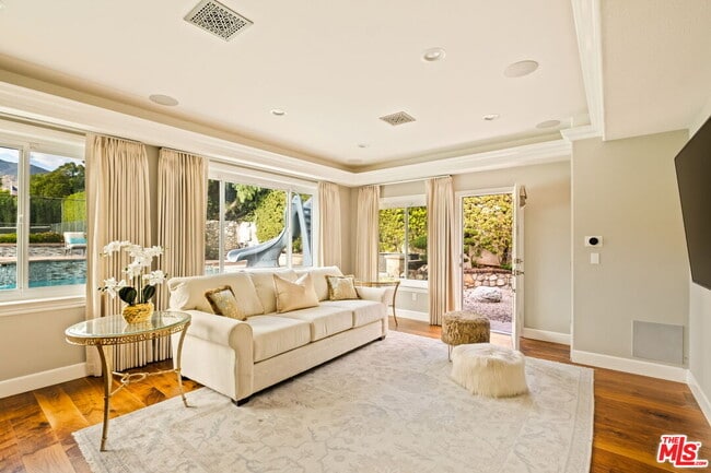 Building Photo - 1047 E Pomello Dr