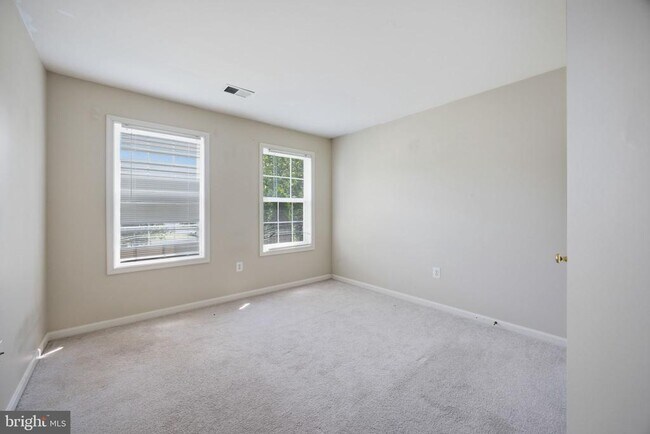 Building Photo - 20 Pinehurst Ln