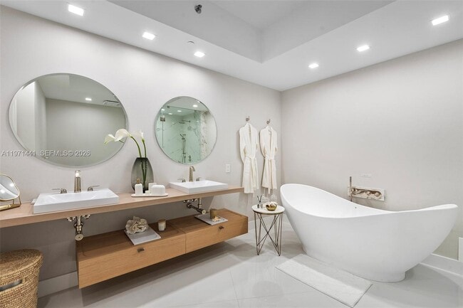 Building Photo - 16001 Collins Ave