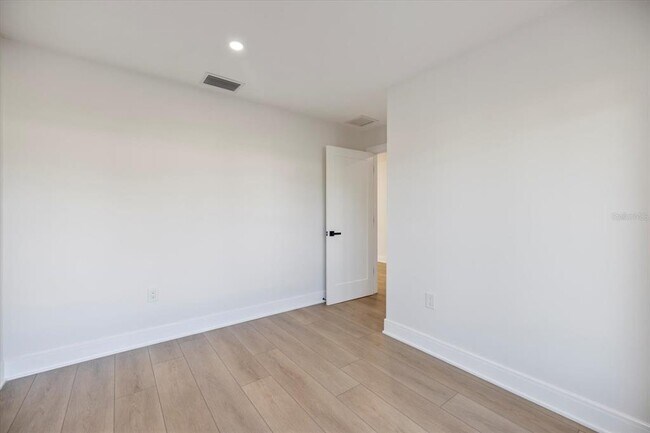 Building Photo - 470 Leger Dr