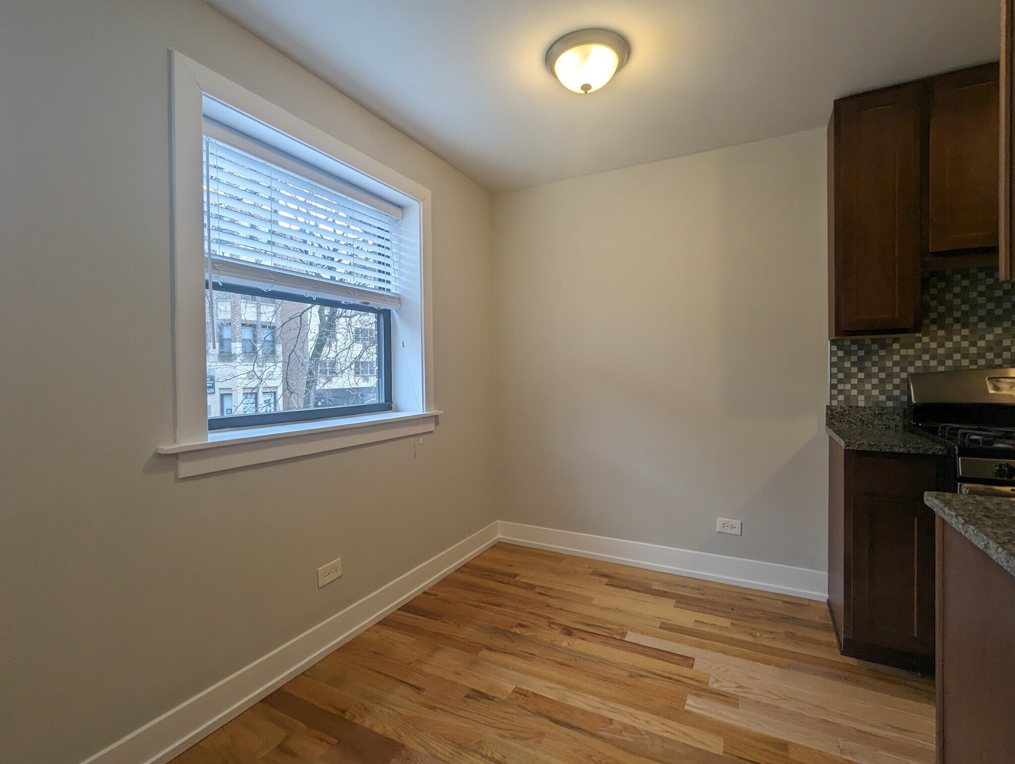 Building Photo - 510 W Briar Pl