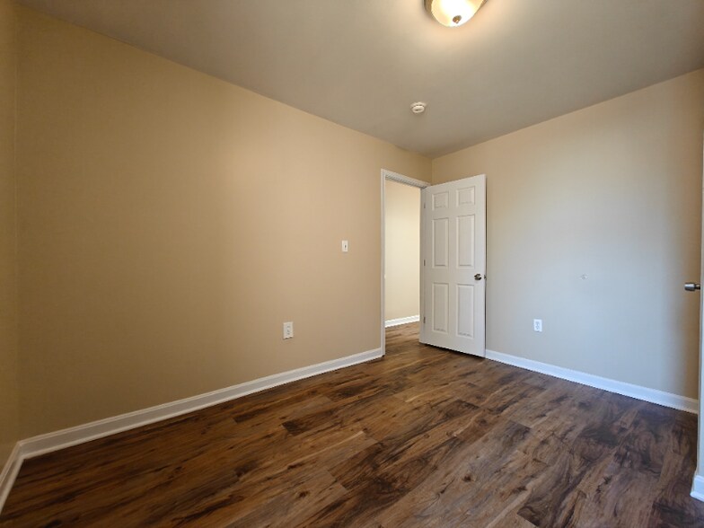 Building Photo - 400 E Lorraine Ave