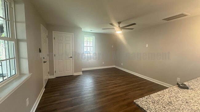 Building Photo - FULLY FURNISHED - Beautiful 1 Bed, 1 Bath ...