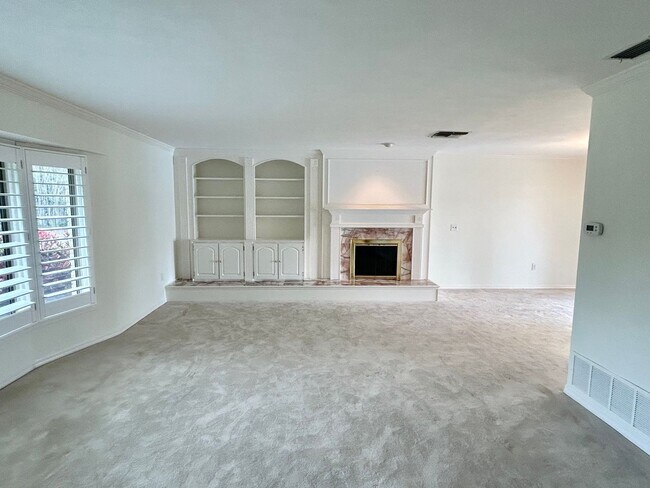 Building Photo - Classic waterfront Snell Isle Estates 3 Bed 2.5 Bath Home with private dock!