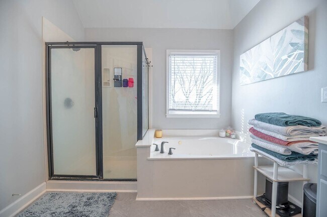 Building Photo - Spacious home situated on a fantastic cul-...
