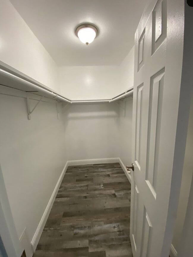 Building Photo - Gorgeous 3 BD 2 BA remodeled home availabl...