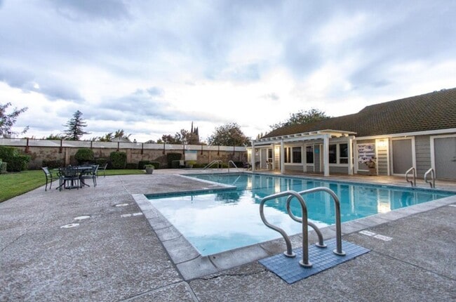 Building Photo - 3600 Thomas More Way