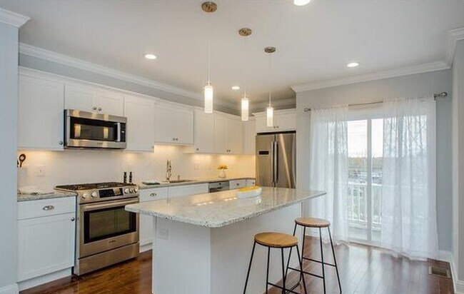 Building Photo - 777 N Main St