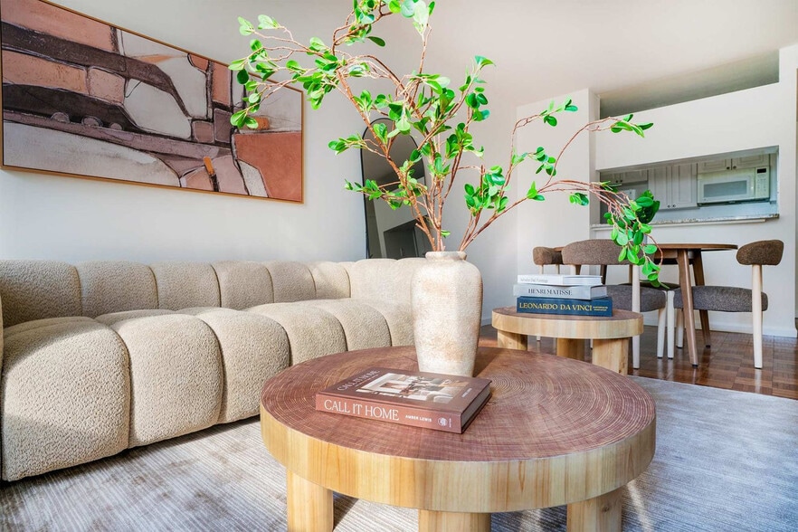 Building Photo - 350 W 43rd St