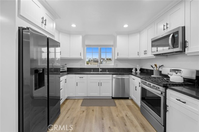 Building Photo - 329 E Lanzit Ave