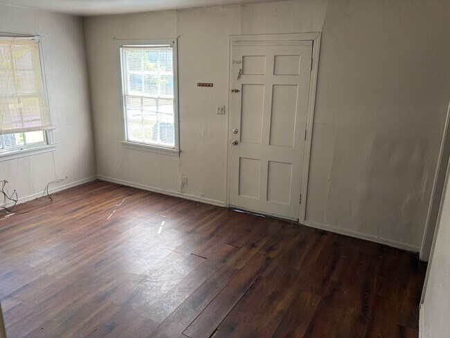 Building Photo - 2726 Lakehurst Ave