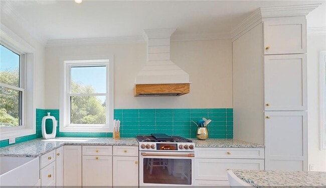 Building Photo - 38 Beach St